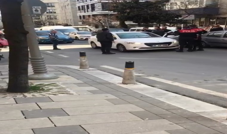 Aracıyla ters yöne giren polis, yol verme tartışmasında sürücüyü bacağından vurdu