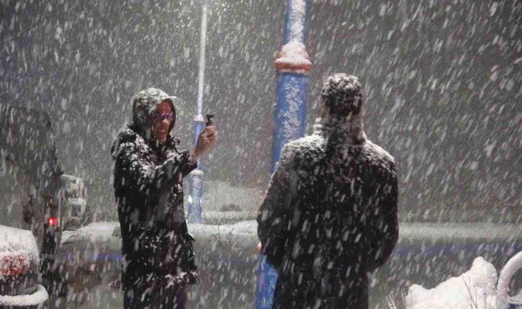 Ardahana mart ayında lapa lapa kar yağdı