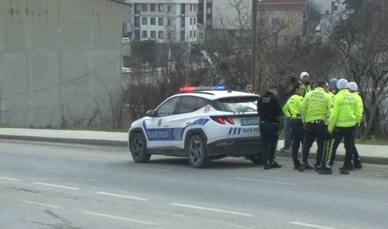 Arnavutköyde servis minibüsünün çarptığı trafik polisi yaralandı