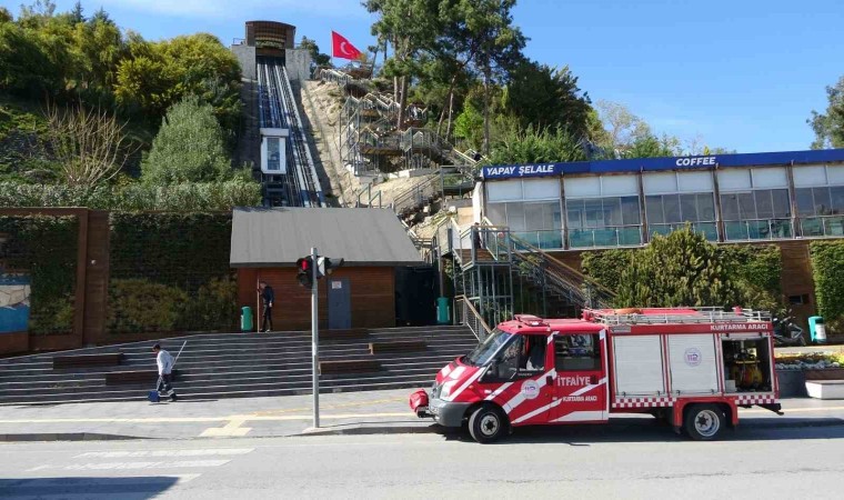 Asansörde mahsur kalan anne oğulu itfaiye kurtardı