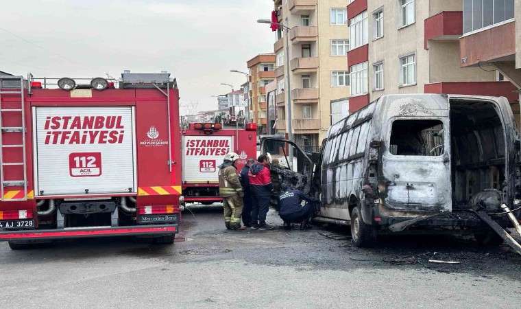 Ataşehirde vatandaşlar kaputu açtı, aracı alevler sardı