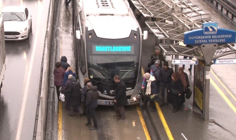 Avcılarda iki metrobüs çarpıştı: 5 yaralı