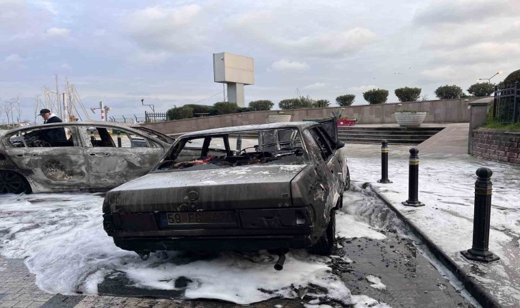 Avcılarda yanan taksi park halindeki otomobile çarptı: İki araç alev topuna döndü