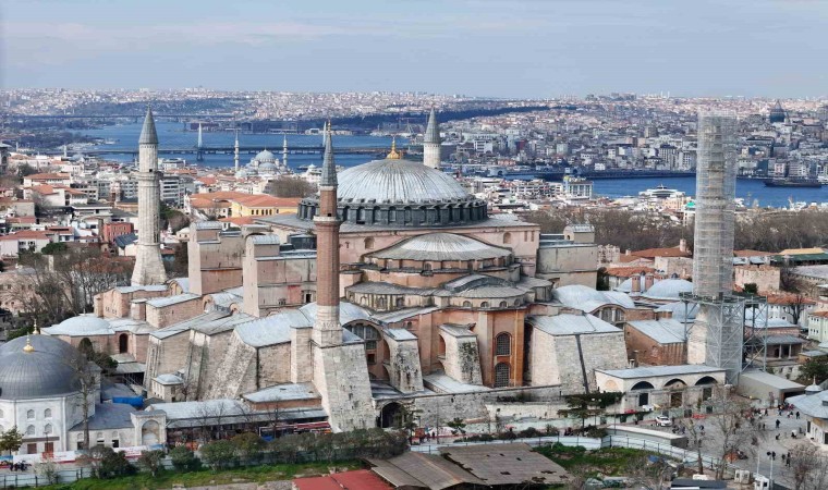 Ayasofya-i Kebir Camii Şerifinin, restorasyonunda 2. Bayezid Minaresinde söküm işlemi havadan görüntülendi