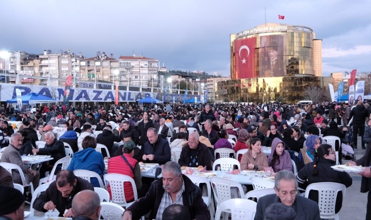 Aydın Büyükşehir Belediyesi kentin birçok noktasında iftar sofraları kurmaya devam ediyor