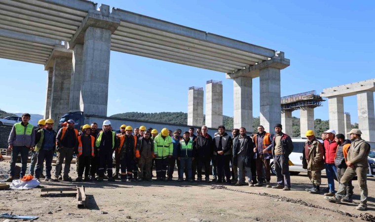 Aydın-Denizli Otoyol inşaatında kule vinçlerin bir kısmı söküm yaparak şantiyeyi terk ediyor