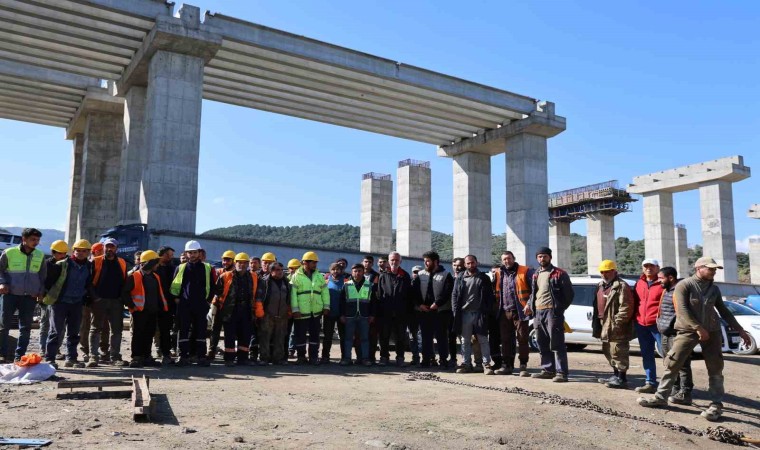 Aydın-Denizli Otoyolunda çalışan işçiler, aylardır paralarını alamadıkları gerekçesiyle grev başlattı