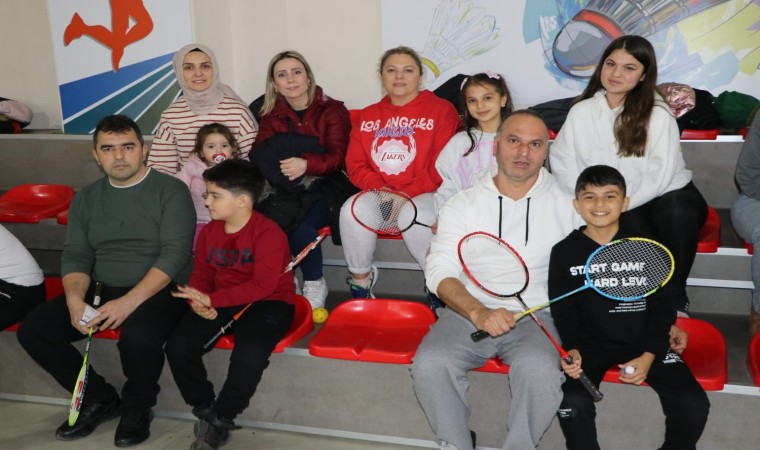 Badmintonda aileler yarıştı