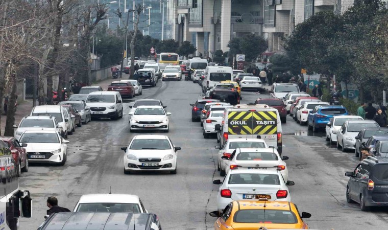 Bahçelievlerde trafik çilesi: 200 metre mesafe 25 dakikada gidiliyor