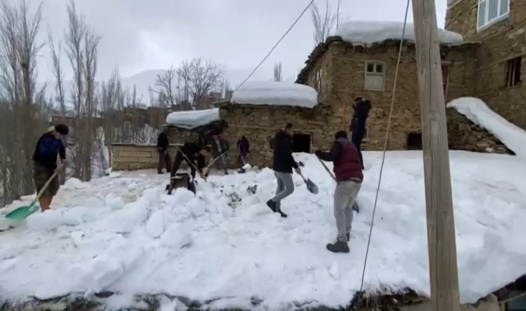 Bahçesarayda imece usulü kar temizleme