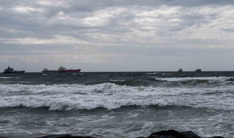 Bakırköy sahilinde fırtına nedeniyle dalgalar oluştu