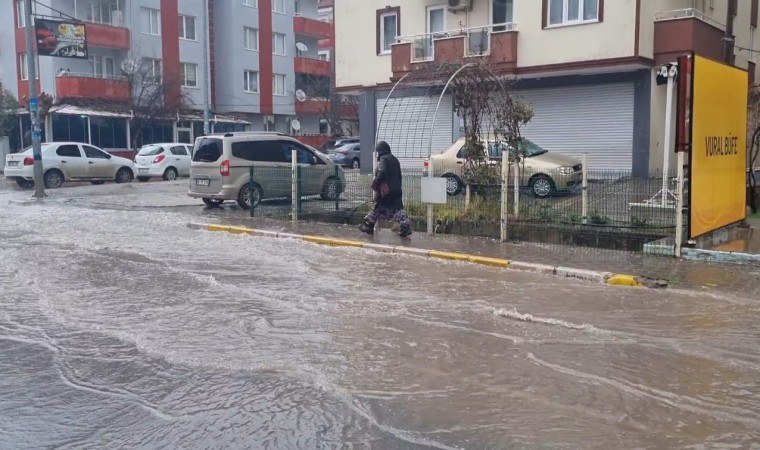 Balıkesirde 15 dakikalık yağış yolları göle çevirdi