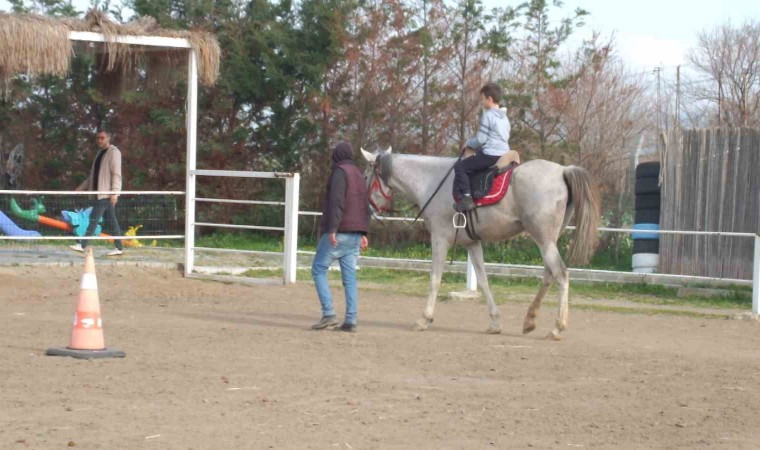 Balıkesirde çocuklar ilk kez at binmenin sevincini yaşadı