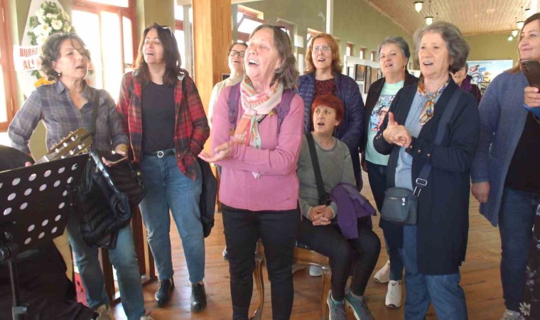 Balıkesirli kadınlardan sazlı sözlü resim sergisi