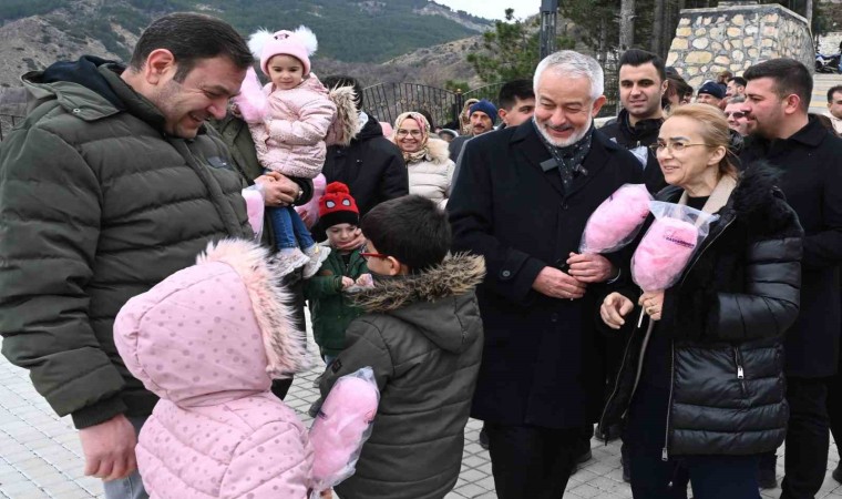 Başkan Başdeğirmenden, çocuklara pamuk şeker