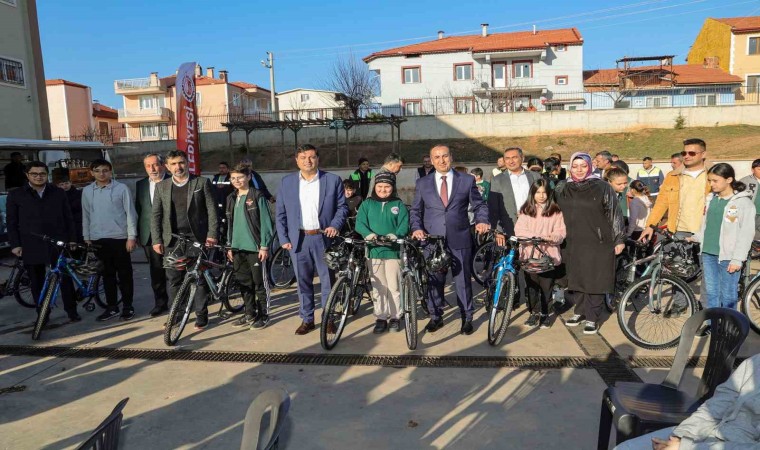 Başkan Çakından öğrencilere anlamlı hediye