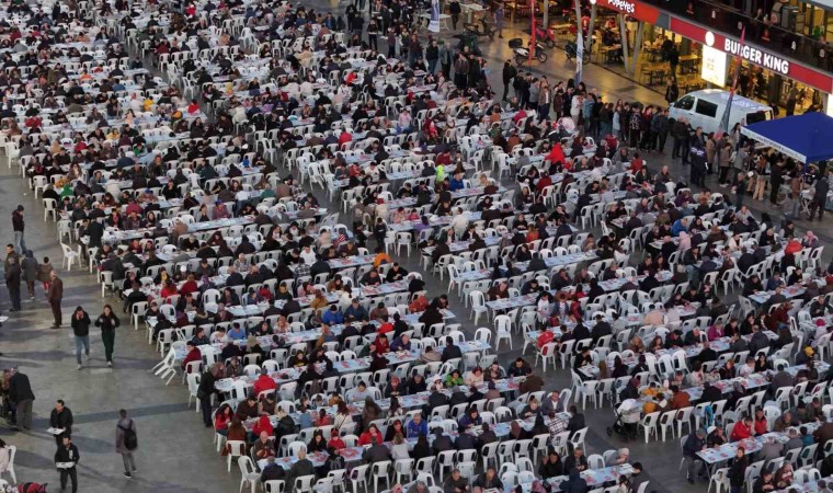 Başkan Çerçioğlu Atatürk Kent Meydanındaki iftarda vatandaşlarla bir araya geldi