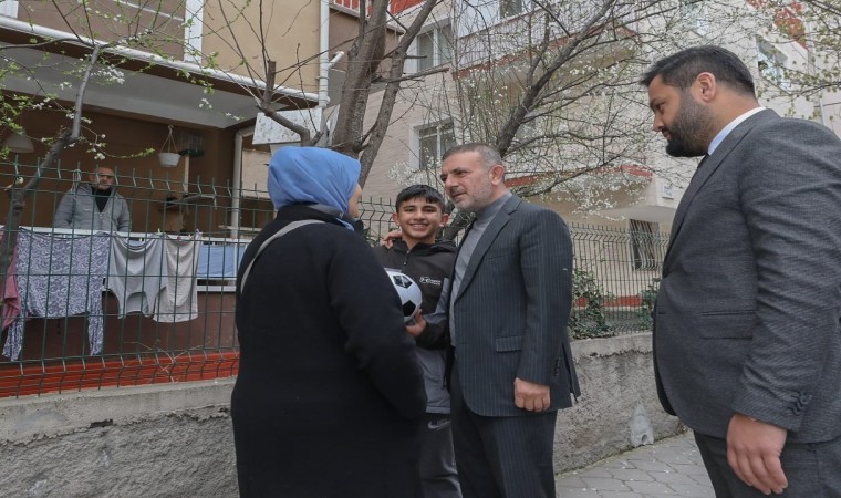 Başkan Ercan ziyaret ettiği okulda öğrencilerle futbol oynadı