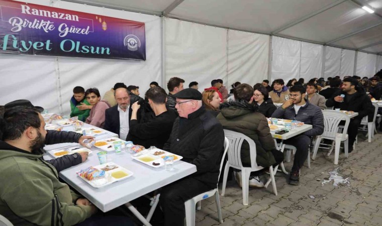 Başkan Kurt ilk iftarını Büyükdere Mahallesindeki iftar çadırında yaptı