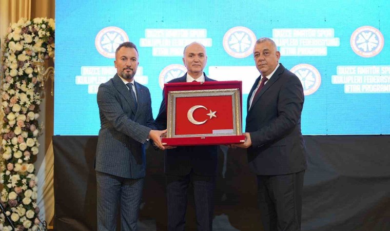 Başkan Özlüye spor camiasından plaket