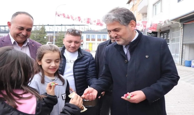 Başkan Suer çocukların yüzünü güldürmeyi başarıyor