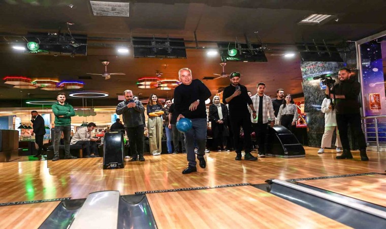 Başkan Zolan, gençlerle bowlingde hünerlerini sergiledi