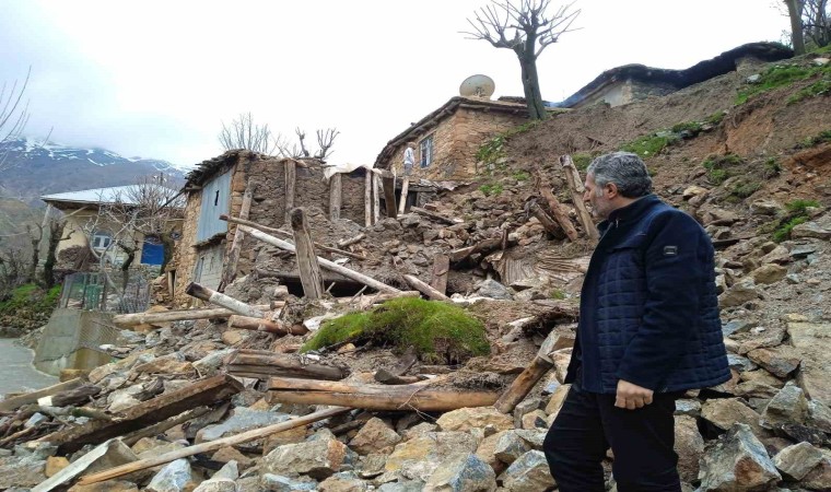 Batmanda sağanak yağış nedeniyle iki katlı kerpiç ev çöktü