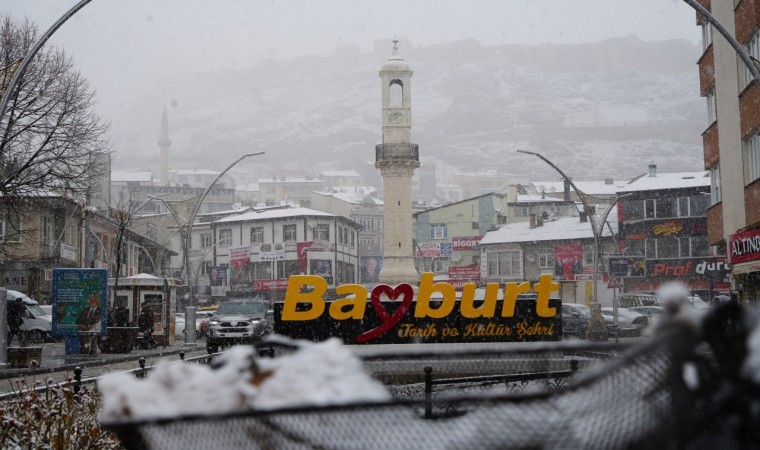 Bayburta lapa lapa kar yağdı