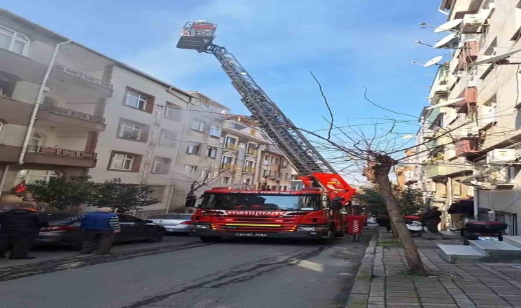 Bayrampaşada 4 katlı binada yangın çıktı: İçeride mahsur kalan 1 kişi ağır yaralandı