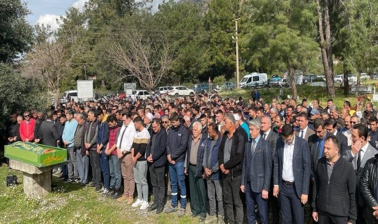 Belediye işçisi gözyaşları içinde toprağa verildi