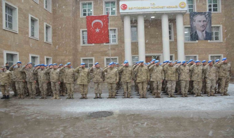 Beytüşşebapta Mehmetçik ve öğrenciler kar altında Çanakkale Zaferini kutladı