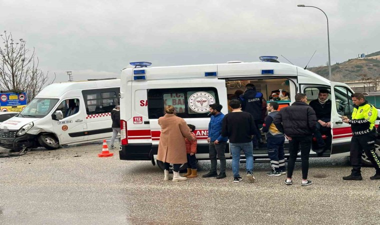 Bilecikte yolcu minibüsü ile otomobil çarpıştı, 4 kişi yaralandı