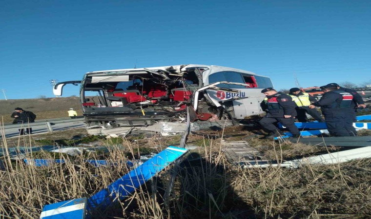 Bilecikte yolcu otobüsü bariyerlere çarptı: 14 kişi yaralandı