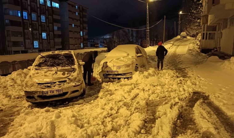 Bitliste tek katlı evler ve araçlar kar altında kaldı