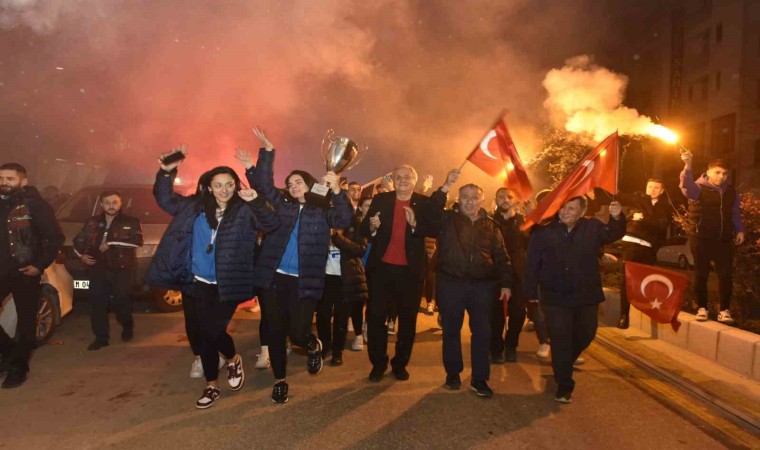 “Bizim Kızlar” coşkulu sevinç gösterileriyle karşılandı