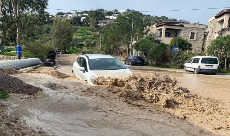 Bodrumda isale hattı patladı, yollar göle döndü