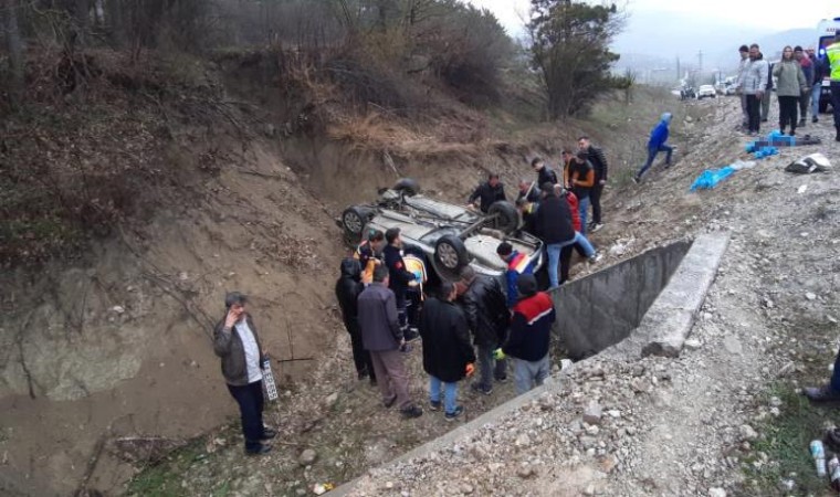 Boluda şarampole uçan otomobil ters döndü: 2si ağır 3 yaralı