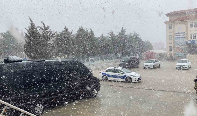 Burdurda mart ayında lapa lapa kar yağdı