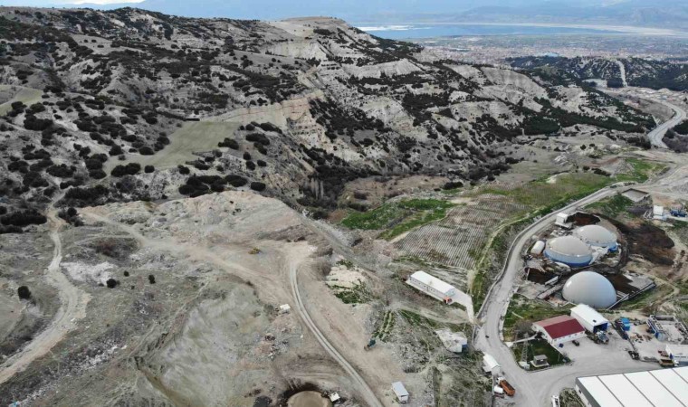 Burdurda üstü tam kapatılamayan eski çöplük çevre kirliliğine neden oluyor