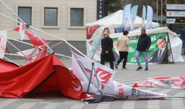 Bursada etkili olan fırtına parti stantlarını yerle bir etti