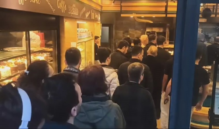 Bursada iftar öncesi fırınlarda pide kuyruğu oluştu