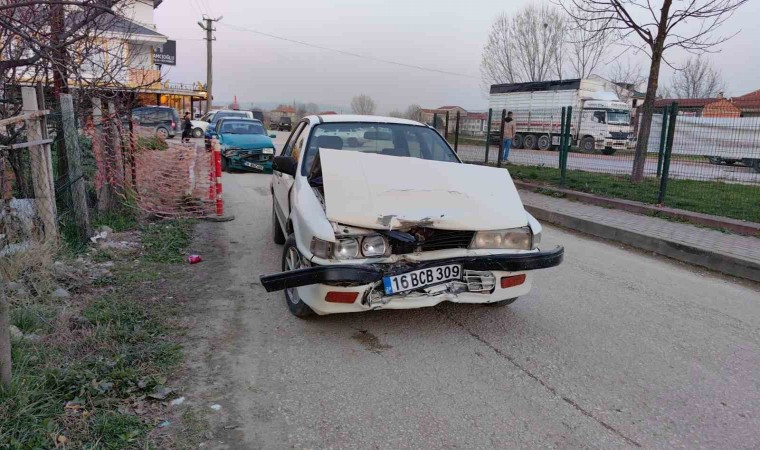 Bursada iki otomobil kafa kafaya çarpıştı: 7 yaralı