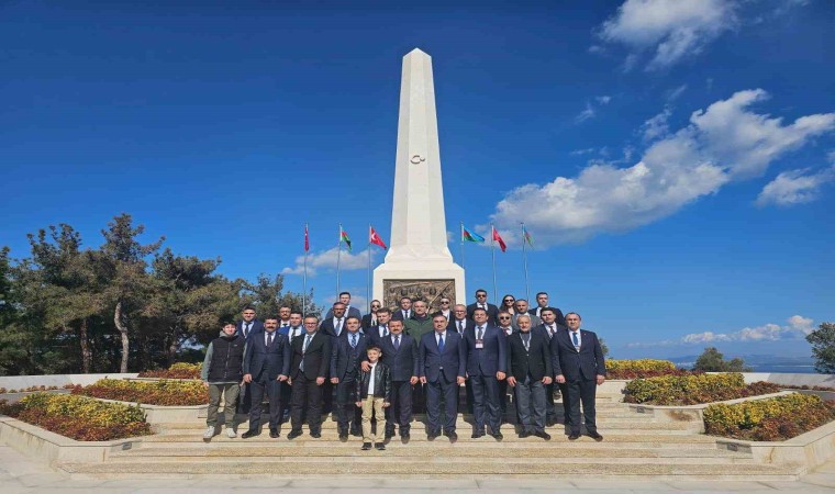 Büyükelçi Memmedov Azerbaycan Anıtına çiçek bıraktı