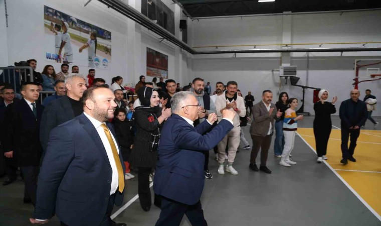 Büyükkılıç, Voleybol Turnuvasında dereceye giren takımlara ödüllerini takdim etti