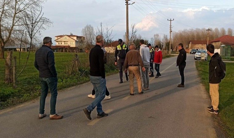 Camiden evine giderken dengesini kaybeden bisikletli otomobile çarptı