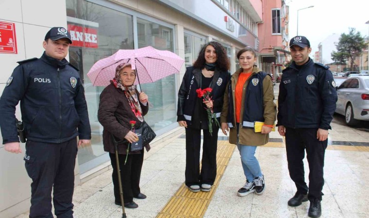 Çan Polisinden kadınlara karanfilli kutlama