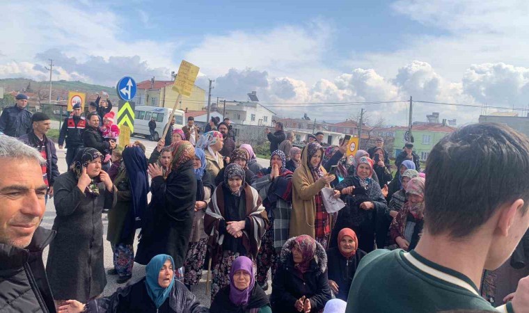 Çanakkalede köylüler 1 kişinin öldüğü kazanın ardından yolu trafiğe kapattı