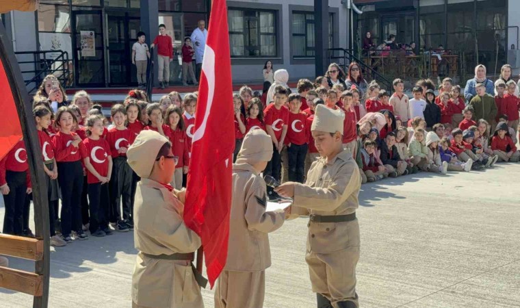 Çanakkaleyi okullarının bahçesinde canlandırdılar, büyük alkış topladılar