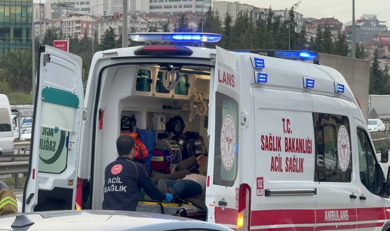 Çarpışan otomobillerden biri bariyere vurdu: 2 yaralı