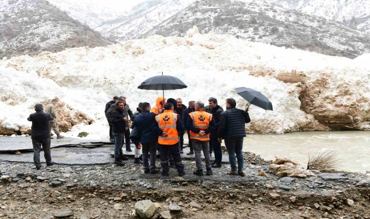 Çatakta çığ temizleme çalışmaları devam ediyor